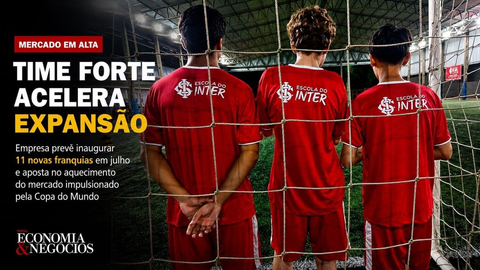 Três jovens atletas de costas com a camisa da Escola do Inter, em arte de capa da reportagem do Economia & Negócios