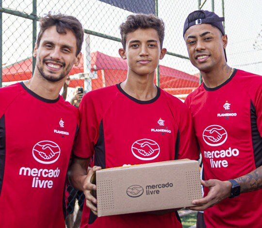 Imagem da matéria oficial do Flamengo sobre o lançamento da Escola Flamengo com o Mercado Livre