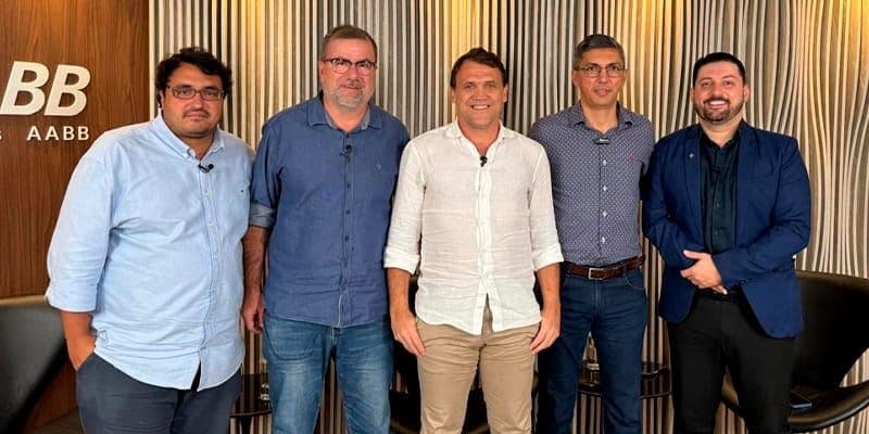 Dejan Petković posa ao lado de dirigentes da FENABB e integrantes da Time Forte no estúdio da federação