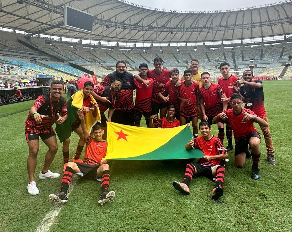 Time sub-18 da Escolinha do Flamengo do Acre posa para foto como campeão da Copa Fla Brasil