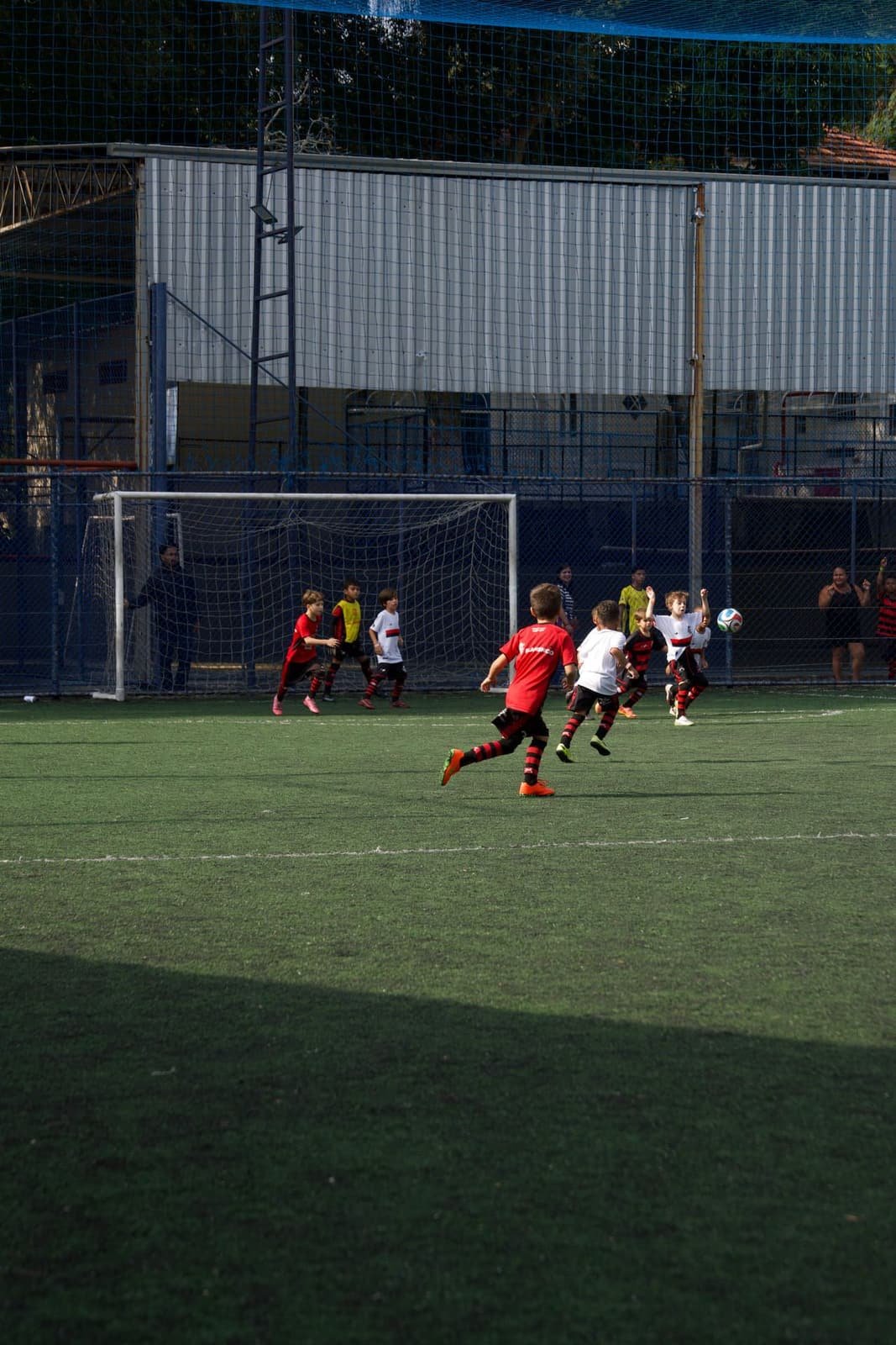 Match action on a synthetic turf pitch during a Copa Fla game