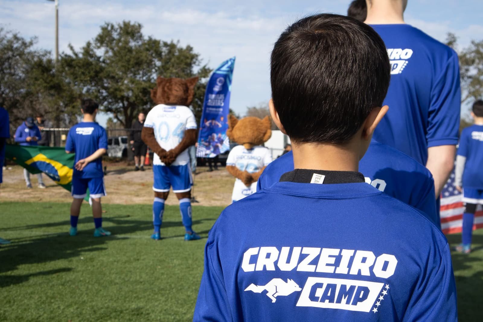 A player seen from behind in a Cruzeiro Camp kit during the opening ceremony